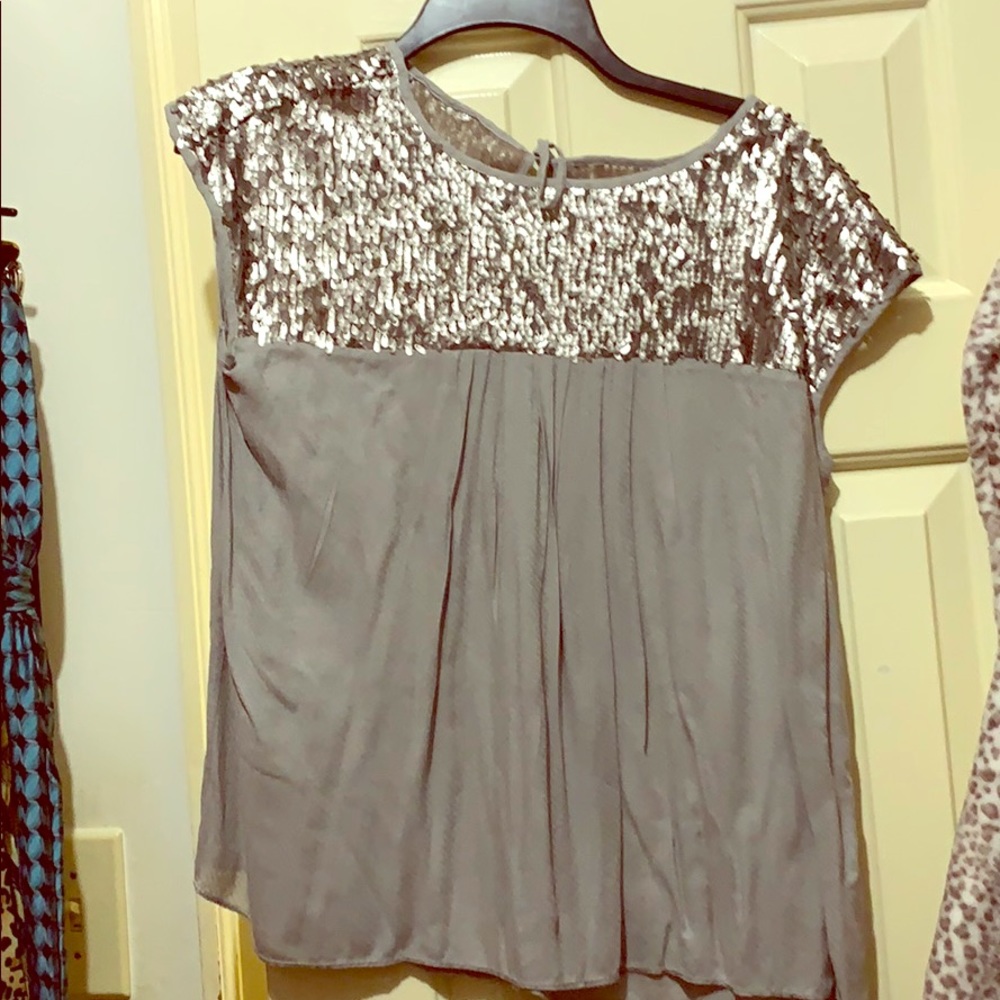 Grey woman’s top